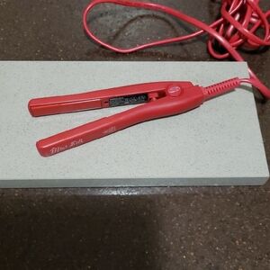 Proliss Diamond Collection Red Mini Ceramic Hair Straightening Iron.